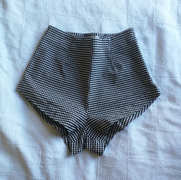 UO Gingham High-Waisted Pinup Short - Picture 3 of 6